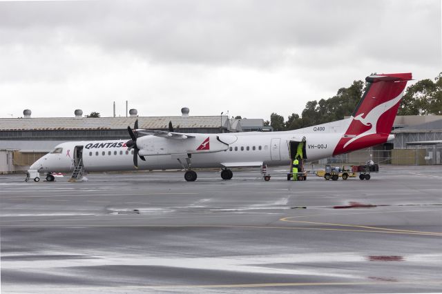 de Havilland Dash 8-400 (VH-QOJ) - QantasLink (VH-QOJ) Bombardier DHC-8-402Q at Wagga Wagga Airport.