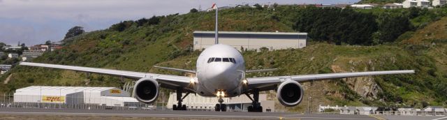 Boeing 777-200 (9V-SRM) - A widescreen image of 9V-SRM Lining up on runway 34 at Wellington Airport