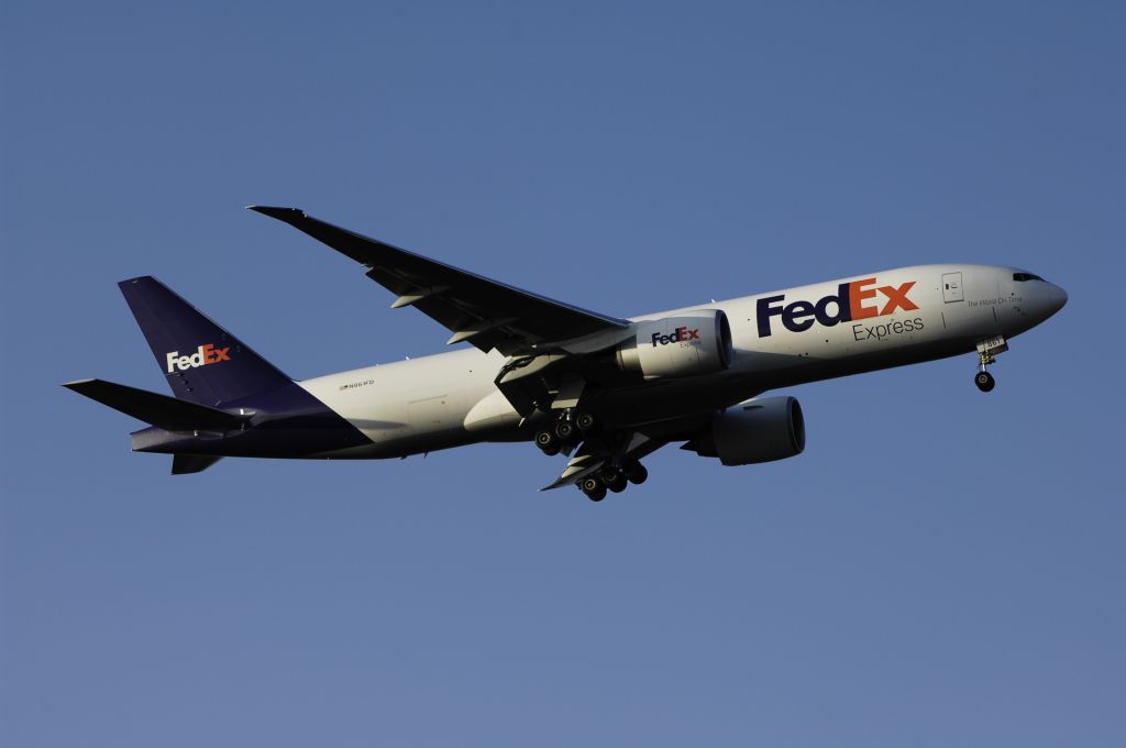 Boeing 777-200 (N861FD) - Final Approach to NRT Airport R/W34L on 2012/01/04
