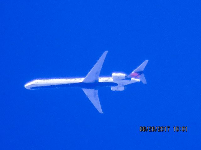 McDonnell Douglas MD-90 (N960DN)