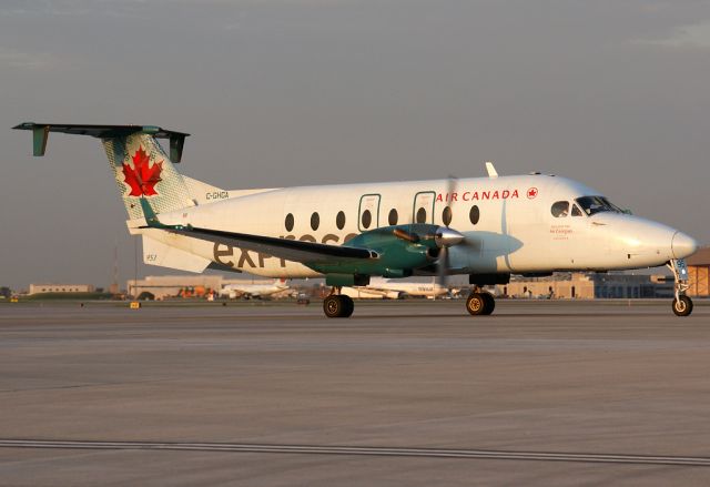 Beechcraft 1900 (C-GHGA) - Taxi in to the "horseshoe"