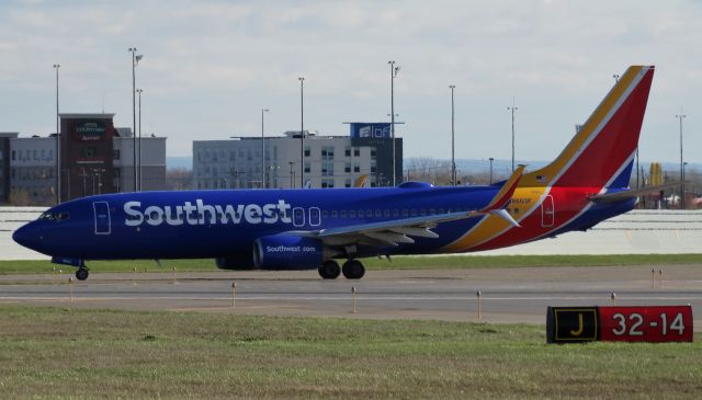 Boeing 737-800 (N8603F) - Southwest 737-800 taxiing to runway 32