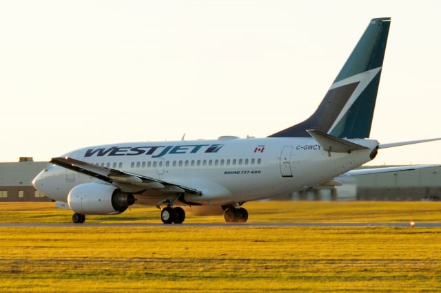 BOEING 737-600 (C-GWCY)