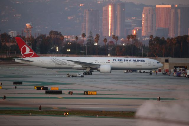 BOEING 777-300ER (TC-LJB)