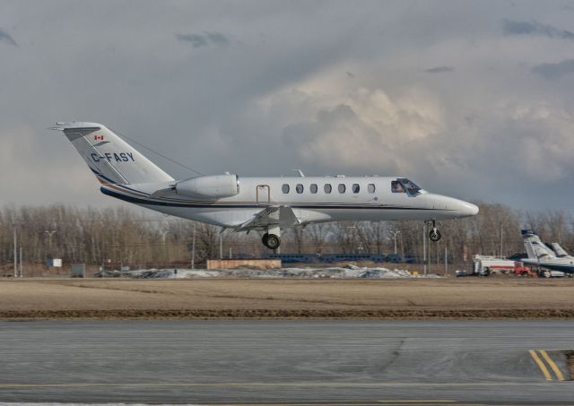 Cessna Citation V (C-FASY) - On final to CYHU. 03-04-2019