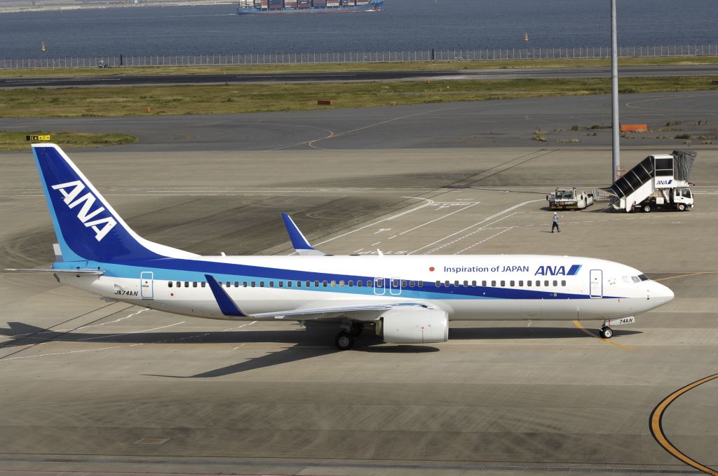 Boeing 737-800 (JA74AN) - Taxing at Haneda Intl Airport on 2013/11/01 "Inspiration of JAPAN New Color?"