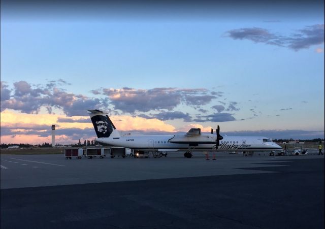 de Havilland Dash 8-400 (N421QX) - Arrived from Portland at dusk