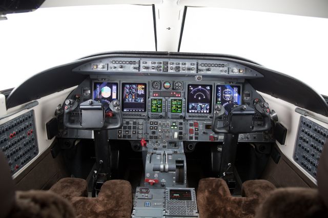 Learjet 40 (N672SC) - LJ40 cockpit