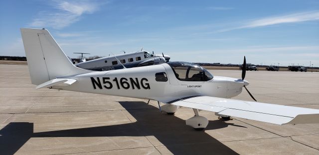 Aircraft Factory Sling 2 (N516NG) - On the ramp at the FBO looking east at N516NG with a Beech 18 in the background.