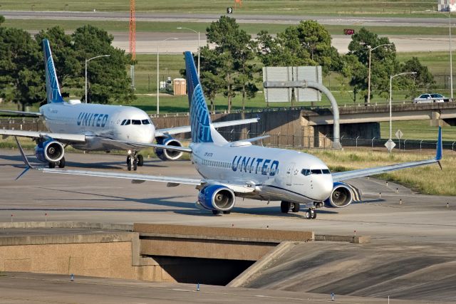 Boeing 737-700 (N13716)