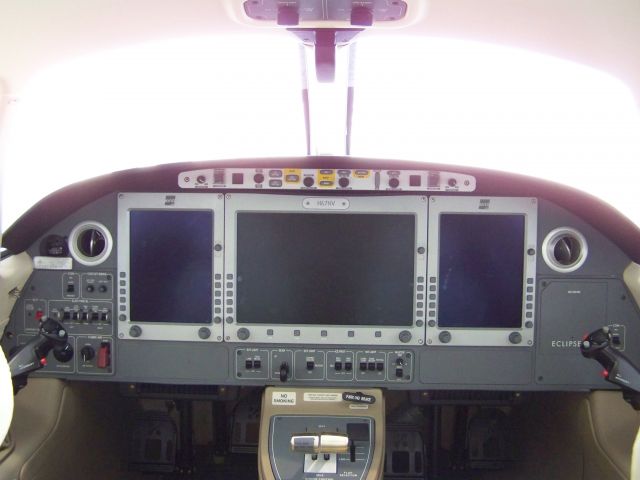 Eclipse 500 (N67NV) - Flight Deck