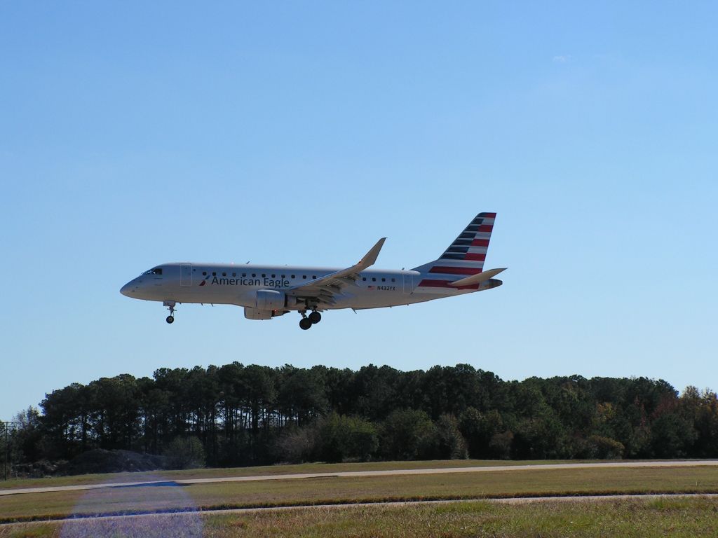 Embraer 175 (N432YX)