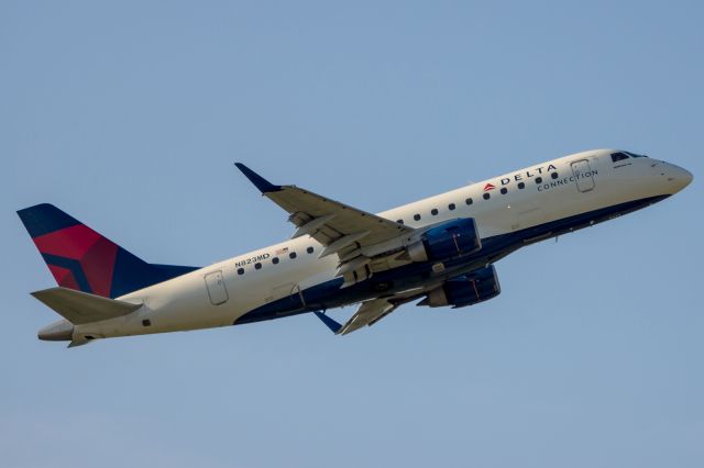 Embraer 170/175 (N823MD)