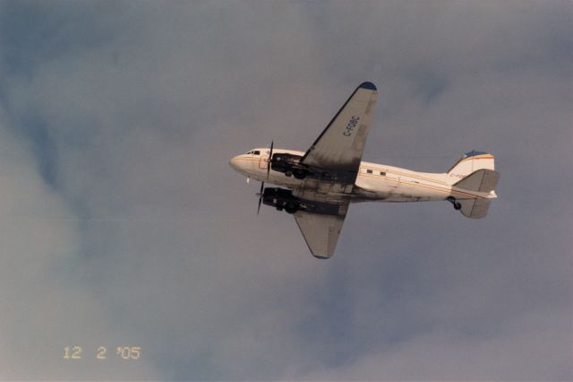 Douglas DC-3 (C-FQBC) - Je suivais le décollage de ce DC-3 C-FQBC en février 2005. Servait comme cargo et parfois entraînement.