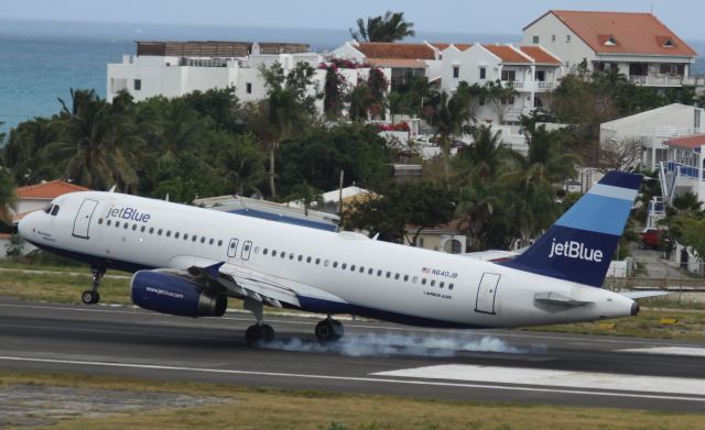 Airbus A320 (N640JB)