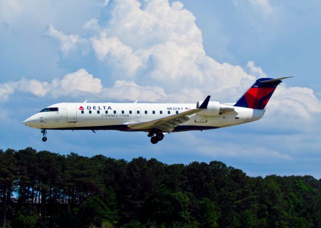 Canadair Regional Jet CRJ-200 (N832AY)