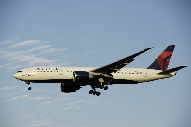 Boeing 777-200 (N702DN) - Final Approach to Narita Intl Rnwy34L on 2012/10/13