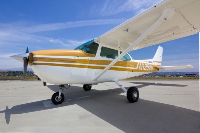 Cessna Skyhawk (N1352U)