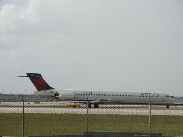 McDonnell Douglas MD-90 (N914DN)