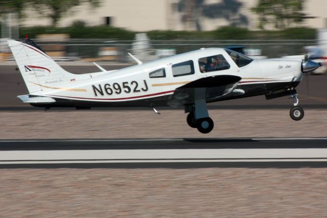 Piper Cherokee Arrow (N6952J)