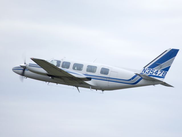 Piper Navajo (N3547B) - Take off runway 22.