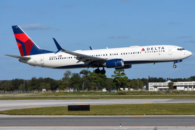 Boeing 737-900 (N839DN)