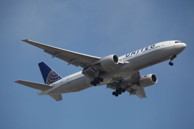 Boeing 777-200 (N793UA) - ON FINAL