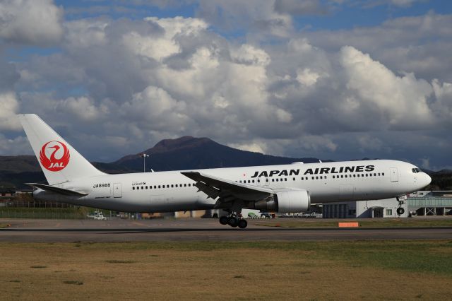 BOEING 767-300 (JA8988) - October 15th 2018:HND-HKD.