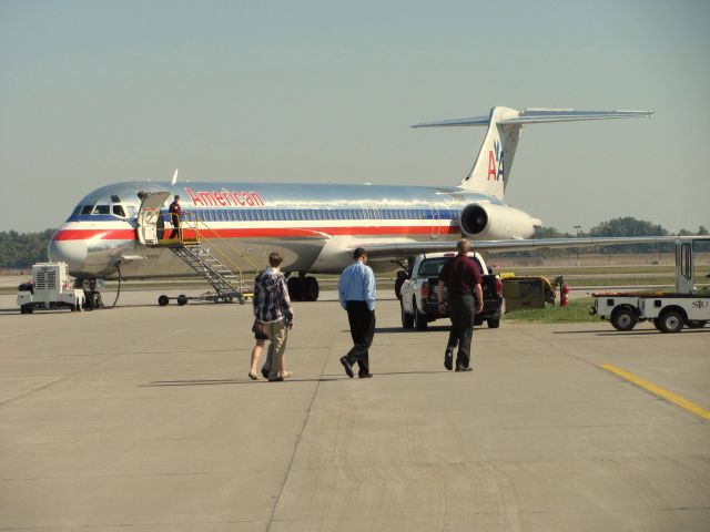 McDonnell Douglas MD-82 (N422AA) - N422AA parked at the ramp at KMDH. Here for the 2010 AAL/SIU Career Day.