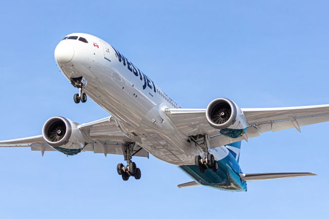 Boeing 787-9 Dreamliner (C-GYRS) - The sound of GE engines right above your head at 20 feet is quite the experience.