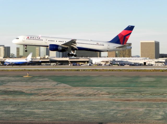 Boeing 757-200 (N639DL)