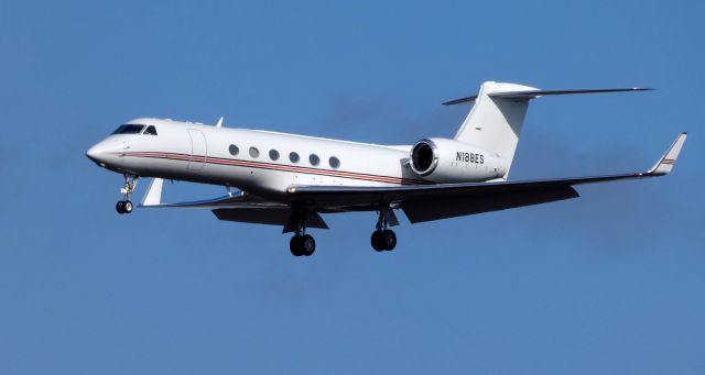 Gulfstream Aerospace Gulfstream V (N188ES) - On final is this 2001 Gulfstream V in the Winter of 2020.