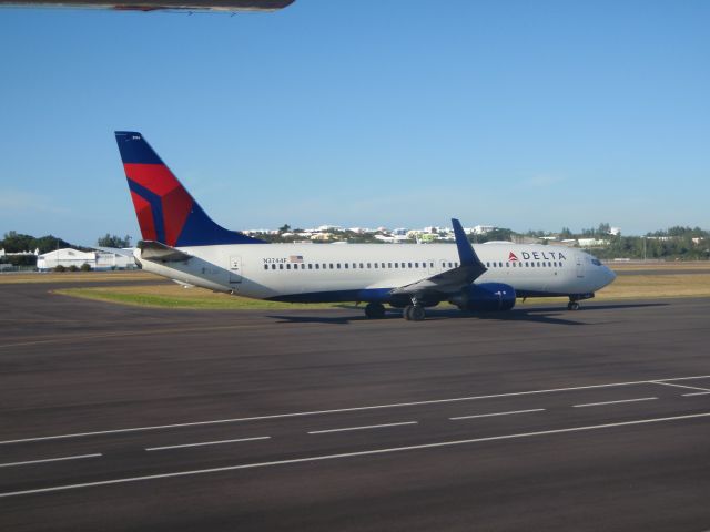 Boeing 737-800 (N3744F) - The one and only repainted -800 in new colors!(for now)