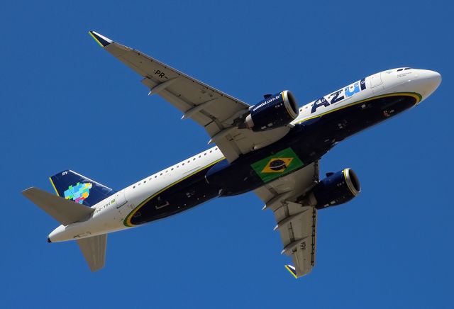 Airbus A320neo (PR-YRY) - A decolagem  do Airbus A320-251N do  Aeroporto Internacional do Recife-Guararapes / Gilberto Freyre 