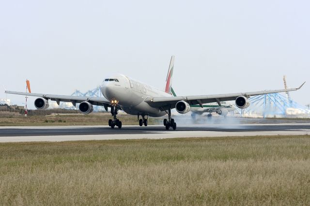 Airbus A340-200 (A6-ERQ)