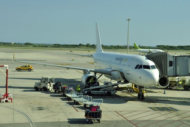 Airbus A320 (EC-LQL) - Vueling Airbus A320-232(WL) EC-LQL in Barcelona 