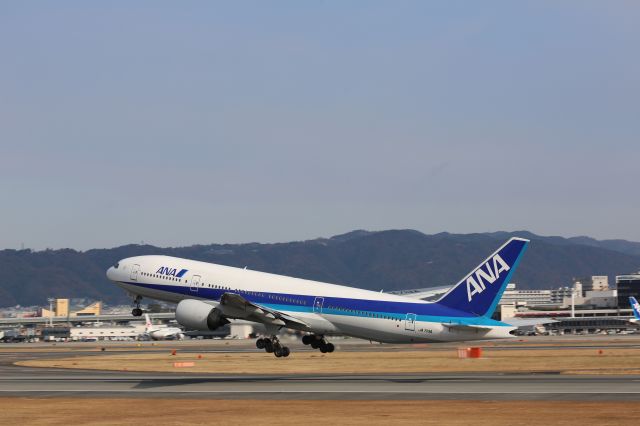 Boeing 777-200 (JA713A)