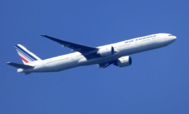 BOEING 777-300ER (F-GZNB) - Shown here is an Air France Boeing 777-300er a few minutes until landing in the Summer of 2018.