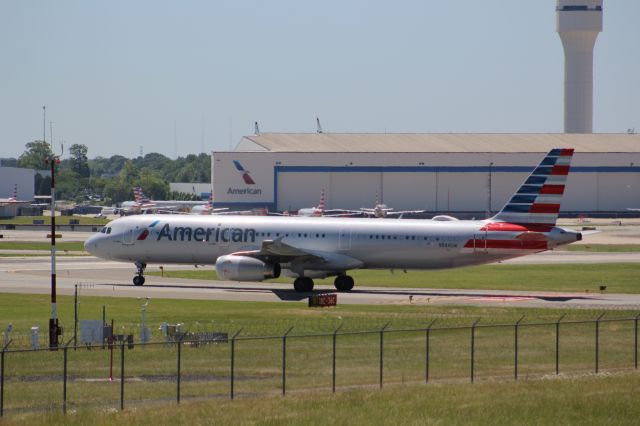 Airbus A321 (N584UW) - Plane Type: 2014 Airbus A321-231br /Route: LIT-CLTbr /Airline: American Airlines br /Livery: br /Registration: N584UWbr /Owned By: American Airlines INCbr /Runway: 36L 