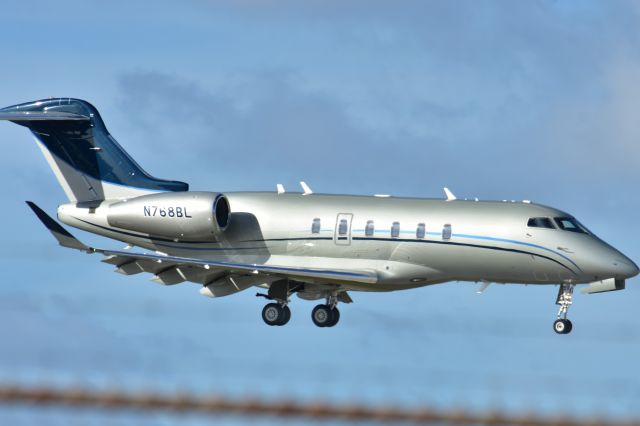 Bombardier Challenger 300 (N768BL)