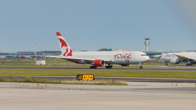 BOEING 767-300 (C-GHLA)