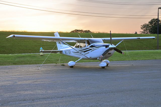 Cessna Skylane (N1176R) - Seen at KFDK on 5/20/2010.      http://discussions.flightaware.com/profile.php?mode=viewprofile&u=269247