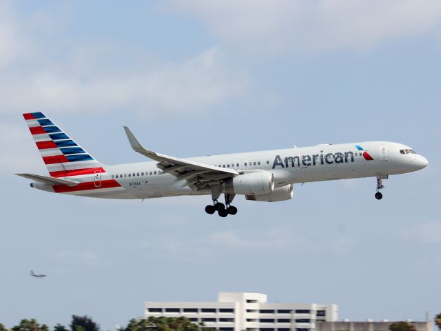 Boeing 757-200 (N176AA)