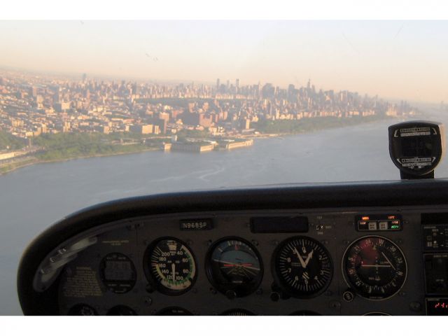 Cessna Skyhawk (N968SP) - Along the Hudson corridor.