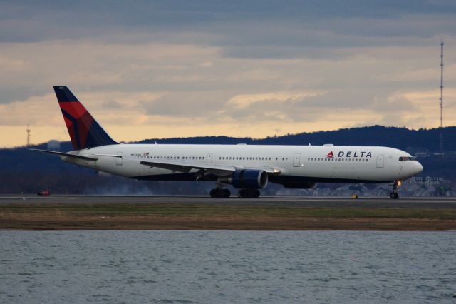 BOEING 767-400 (N833MH) - Diversion from JFK on 4/10/22. 