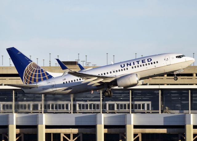 Boeing 737-700 (N13718)