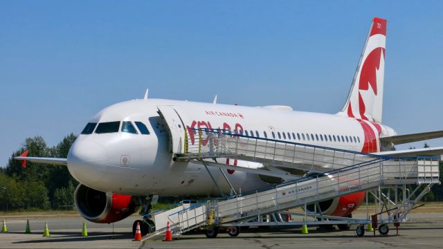 Airbus A319 (C-FYNS) - Air Canada Rouge A319 C-FYNS at CYCD (Cassidy/Nanaimo) on August 5th 2018.