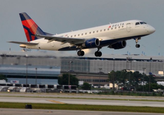 Embraer 170/175 (N818MD)