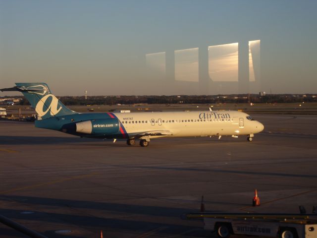 Boeing 717-200 (N997AT) - Taxiing for takeoff.