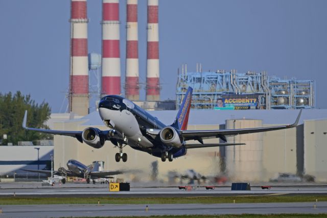 Boeing 737-700 (N713SW) - Shamu on the way out!